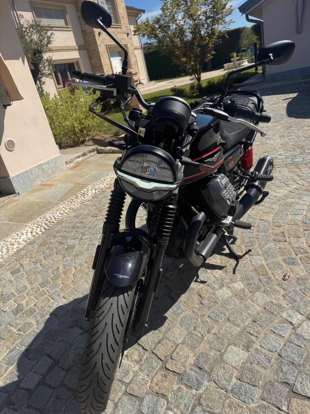 Moto Guzzi V7 Stone Special Edition (2022 - 25) (2)