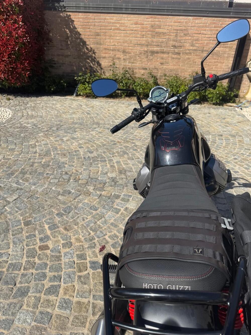 Moto Guzzi V7 Stone Special Edition (2022 - 25) (3)