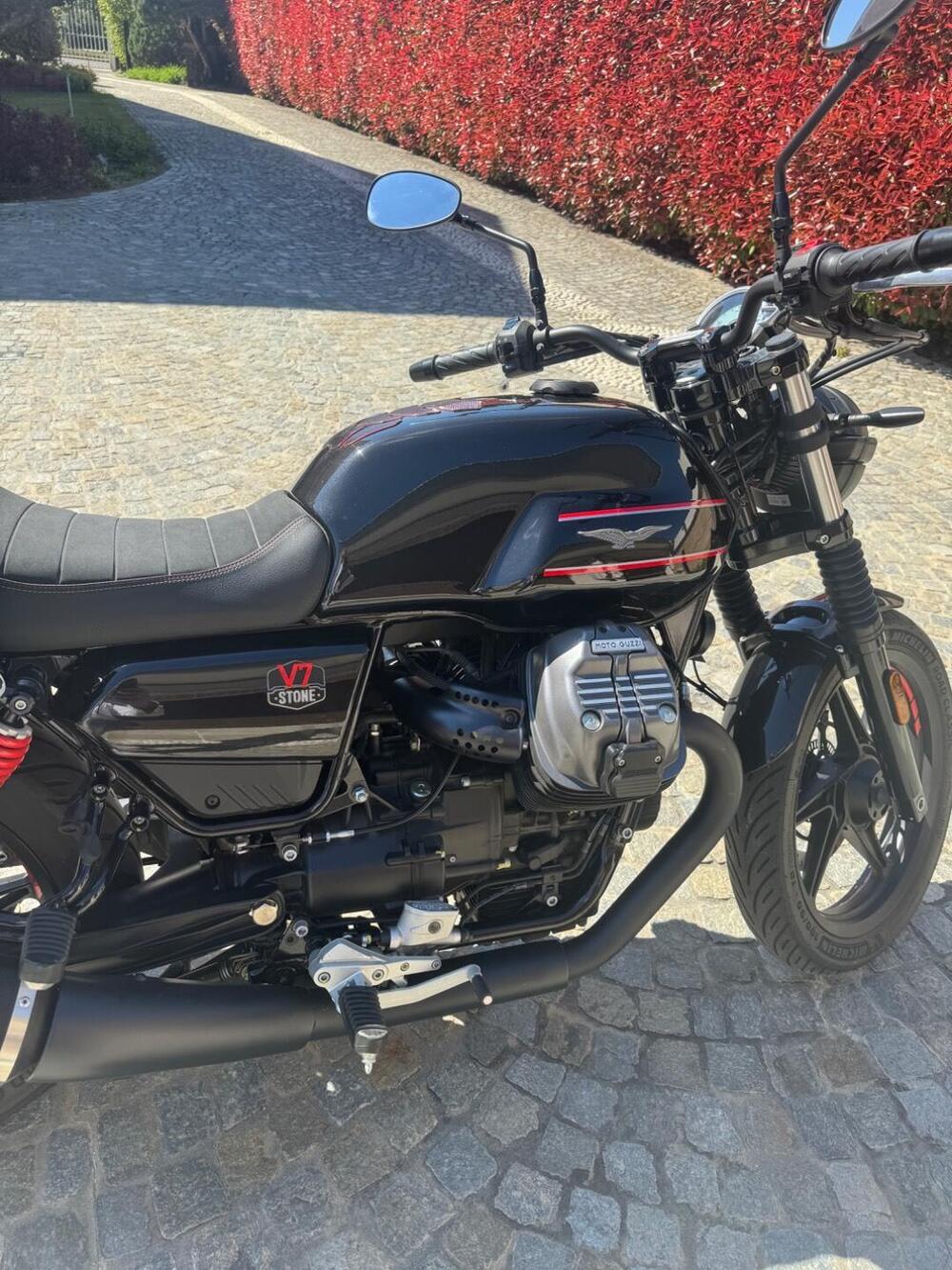 Moto Guzzi V7 Stone Special Edition (2022 - 25) (4)