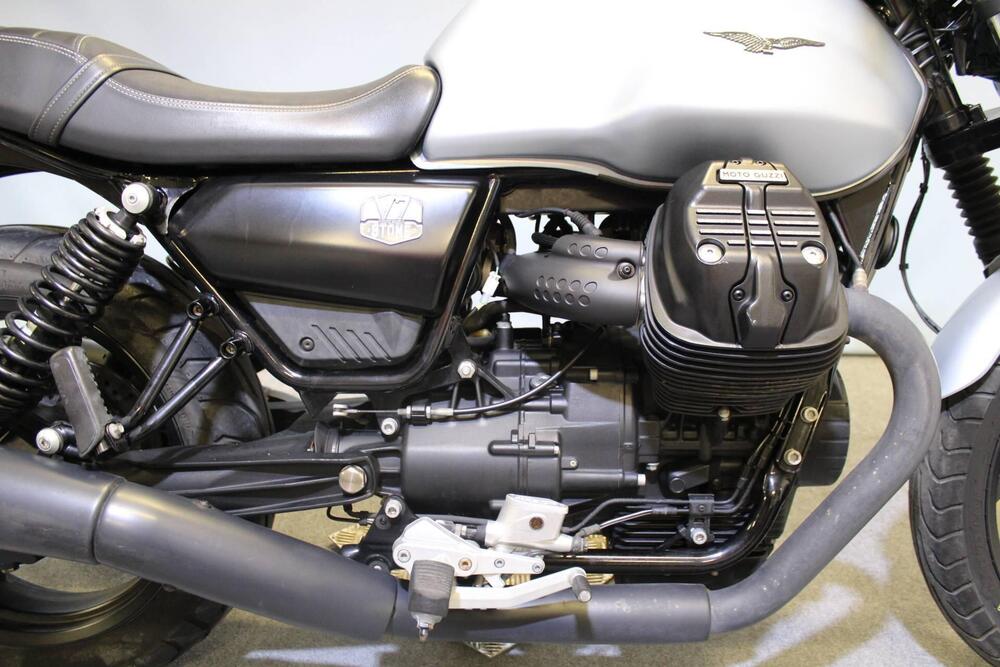 Moto Guzzi V7 Stone (2021 - 24) (9)