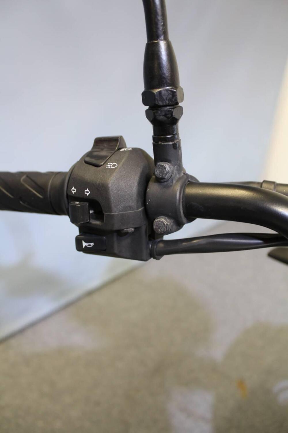 Moto Guzzi V7 Stone (2021 - 24) (10)