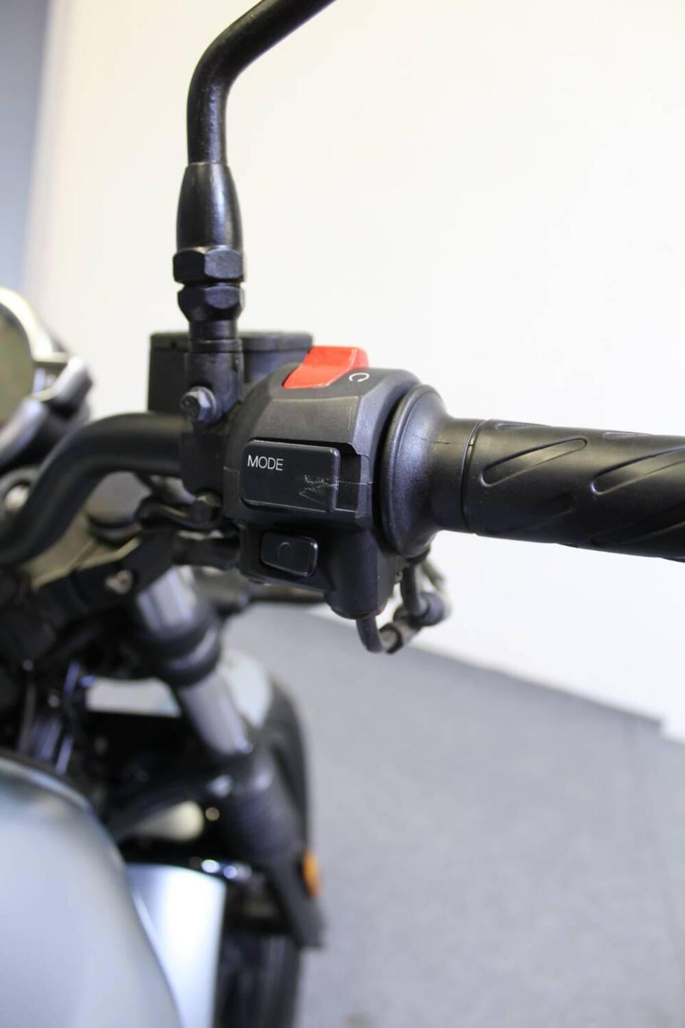 Moto Guzzi V7 Stone (2021 - 24) (11)