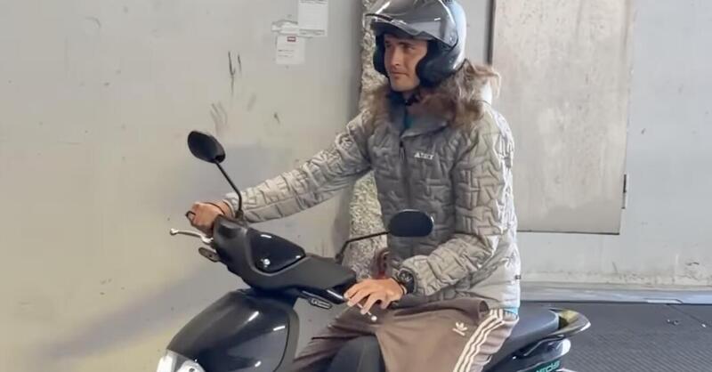 Monte-Carlo: Alexander Zverev nel traffico con lo scooter elettrico dopo l'esibizione con Jannik Sinner