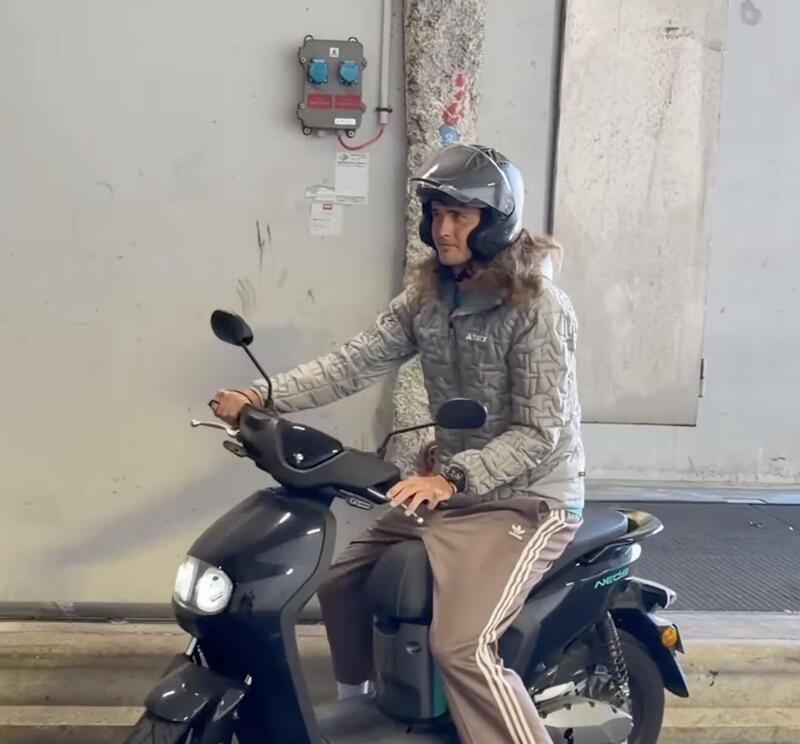 Monte-Carlo: Alexander Zverev nel traffico con lo scooter elettrico dopo l'esibizione con Jannik Sinner