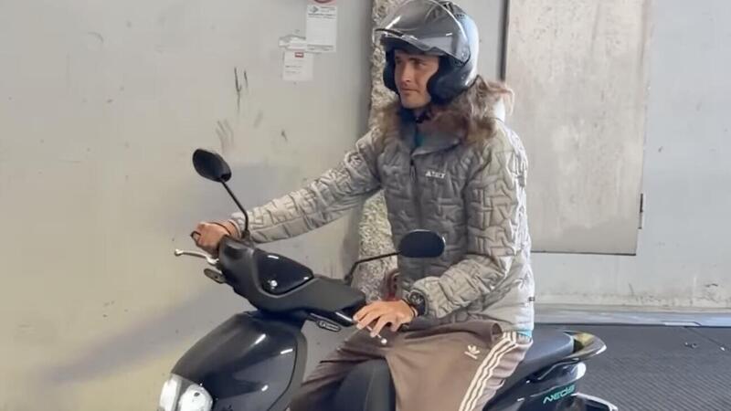 Monte-Carlo: Alexander Zverev nel traffico con lo scooter elettrico dopo l'esibizione con Jannik Sinner
