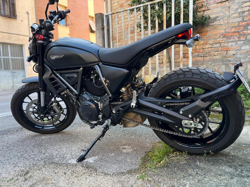 Ducati Scrambler 800 Icon Dark (2025 - 26) (2)