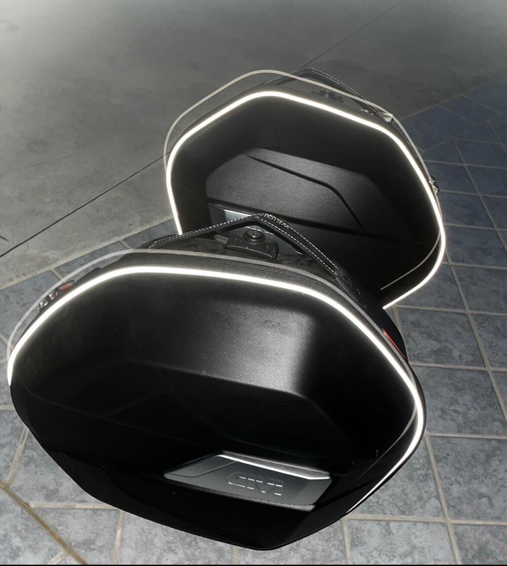 Valigie Laterali GIVI WL900 Weightless 25L (2)