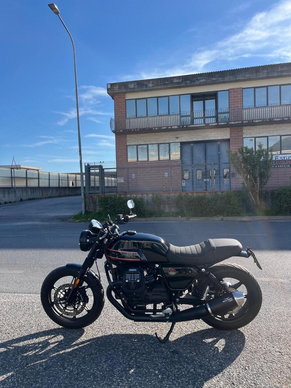 Moto Guzzi V7 Stone Special Edition (2022 - 25) (2)