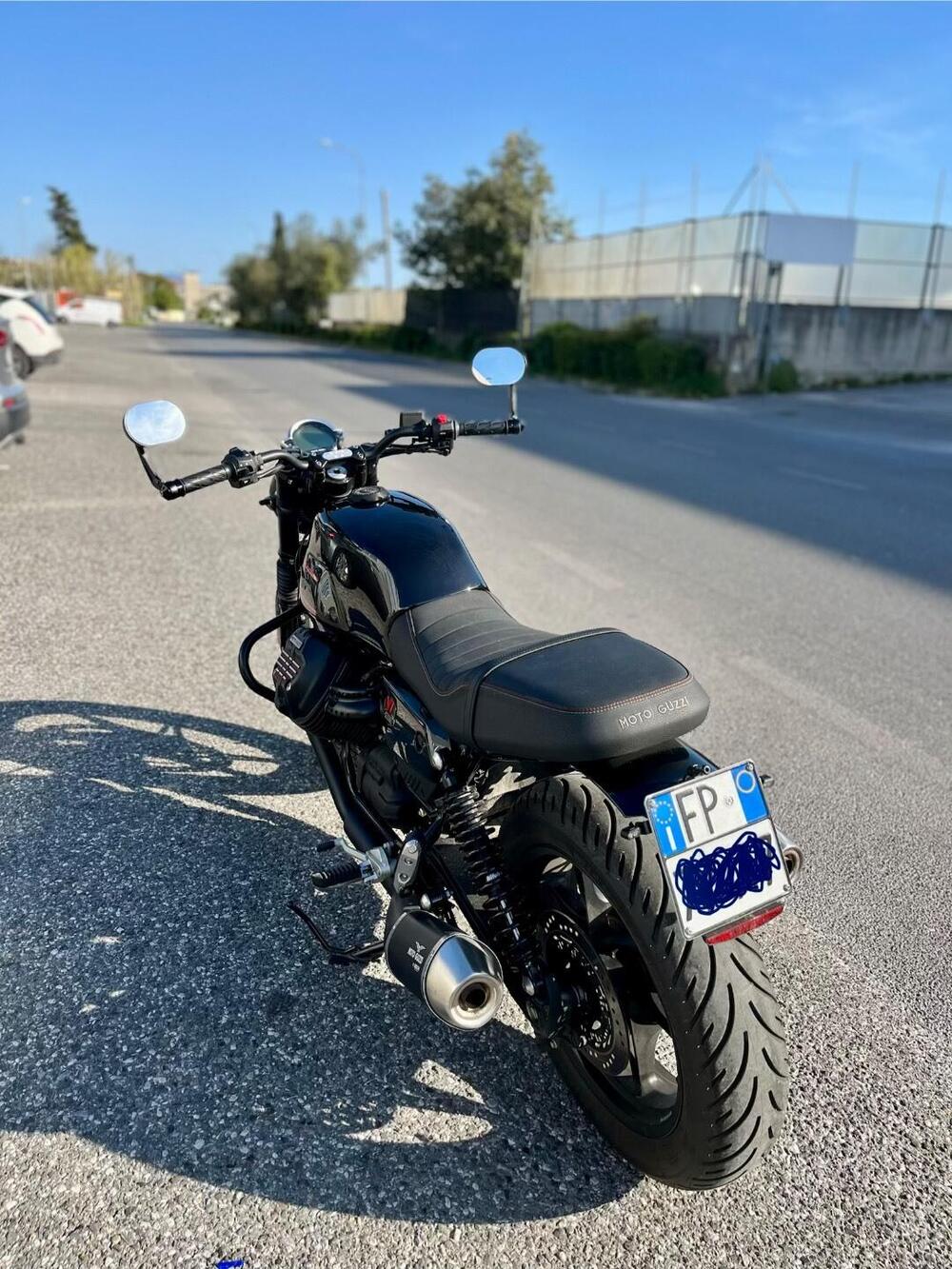 Moto Guzzi V7 Stone Special Edition (2022 - 25) (4)