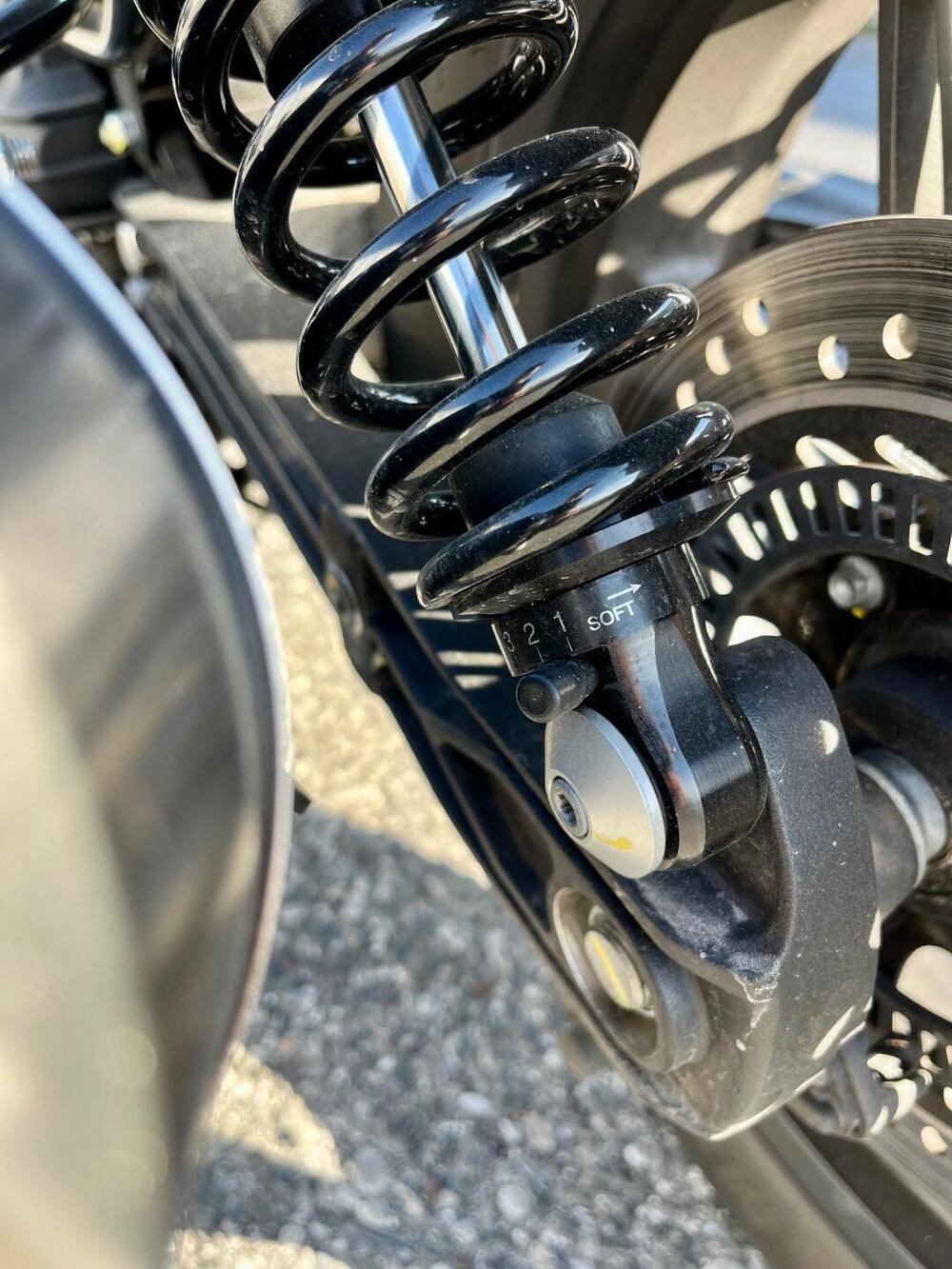 Moto Guzzi V7 Stone Special Edition (2022 - 25) (6)