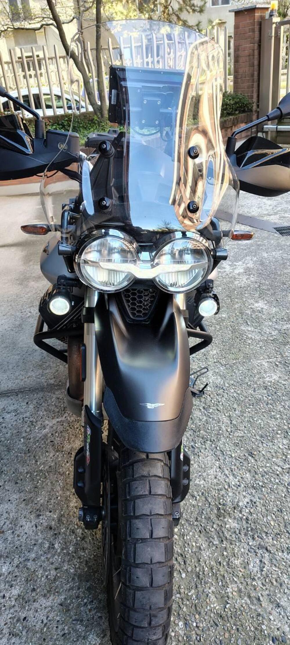 Moto Guzzi V85 TT Travel (2021 - 23) (2)