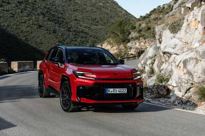 Toyota RAV4 2026: la sesta generazione reinventa l'icona dei SUV. Pi&ugrave; tecnologia, pi&ugrave; spazio e un PHEV da 137 km [VIDEO]