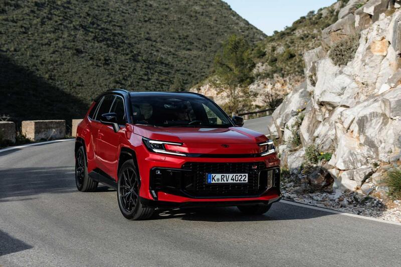 Toyota RAV4 2026: la sesta generazione reinventa l'icona dei SUV. Pi&ugrave; tecnologia, pi&ugrave; spazio e un PHEV da 137 km [VIDEO]