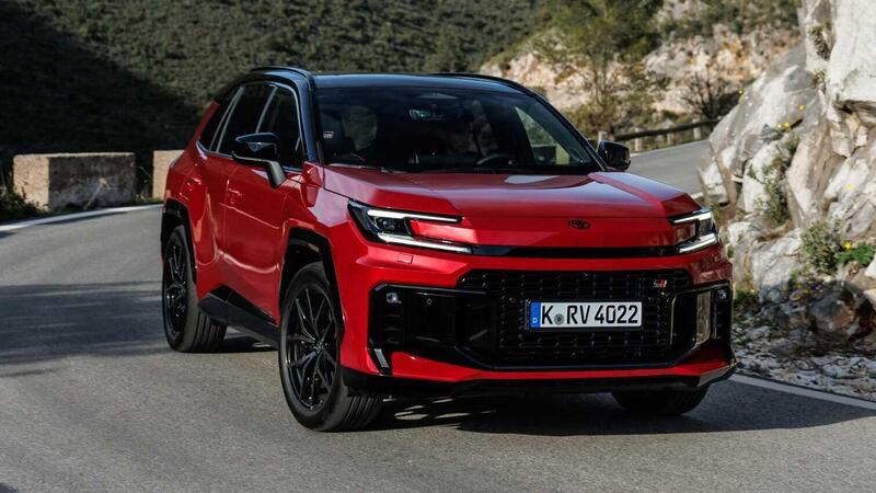 Toyota RAV4 2026: la sesta generazione reinventa l'icona dei SUV. Pi&ugrave; tecnologia, pi&ugrave; spazio e un PHEV da 137 km [VIDEO]