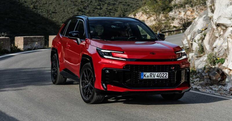 Toyota RAV4 2026: la sesta generazione reinventa l'icona dei SUV. Pi&ugrave; tecnologia, pi&ugrave; spazio e un PHEV da 137 km [VIDEO]