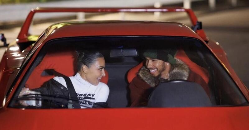 Lewis Hamilton su una Ferrari F40 a Tokyo (con Kim Kardashian) accende la pausa della F1