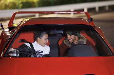 Lewis Hamilton su una Ferrari F40 a Tokyo (con Kim Kardashian) accende la pausa della F1