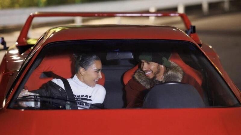 Lewis Hamilton su una Ferrari F40 a Tokyo (con Kim Kardashian) accende la pausa della F1