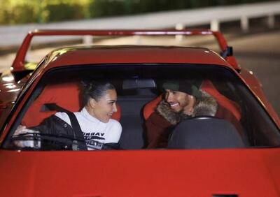 Lewis Hamilton su una Ferrari F40 a Tokyo (con Kim Kardashian) accende la pausa della F1