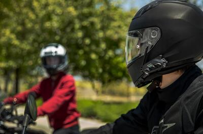 Parlare in moto senza spendere una fortuna: scegliere il proprio interfono a meno di 230 euro