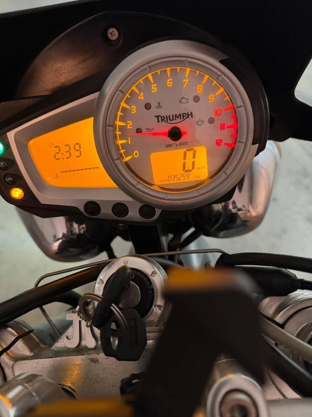 Triumph Speed Triple 1050 (2005 - 11) (2)