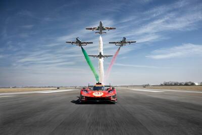 Ferrari incontra le Frecce Tricolori: la 499P vola (quasi) a Rivolto