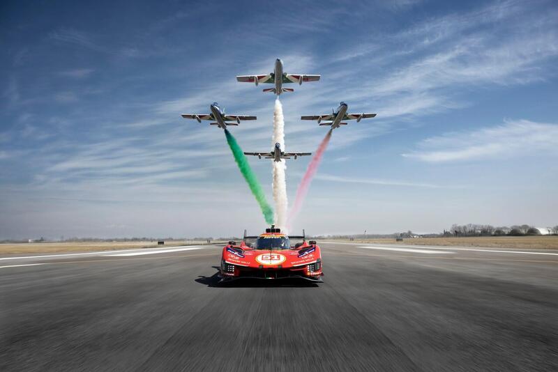 Ferrari incontra le Frecce Tricolori: la 499P vola (quasi) a Rivolto