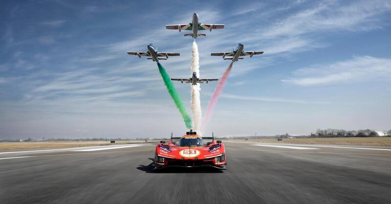 Ferrari incontra le Frecce Tricolori: la 499P vola (quasi) a Rivolto
