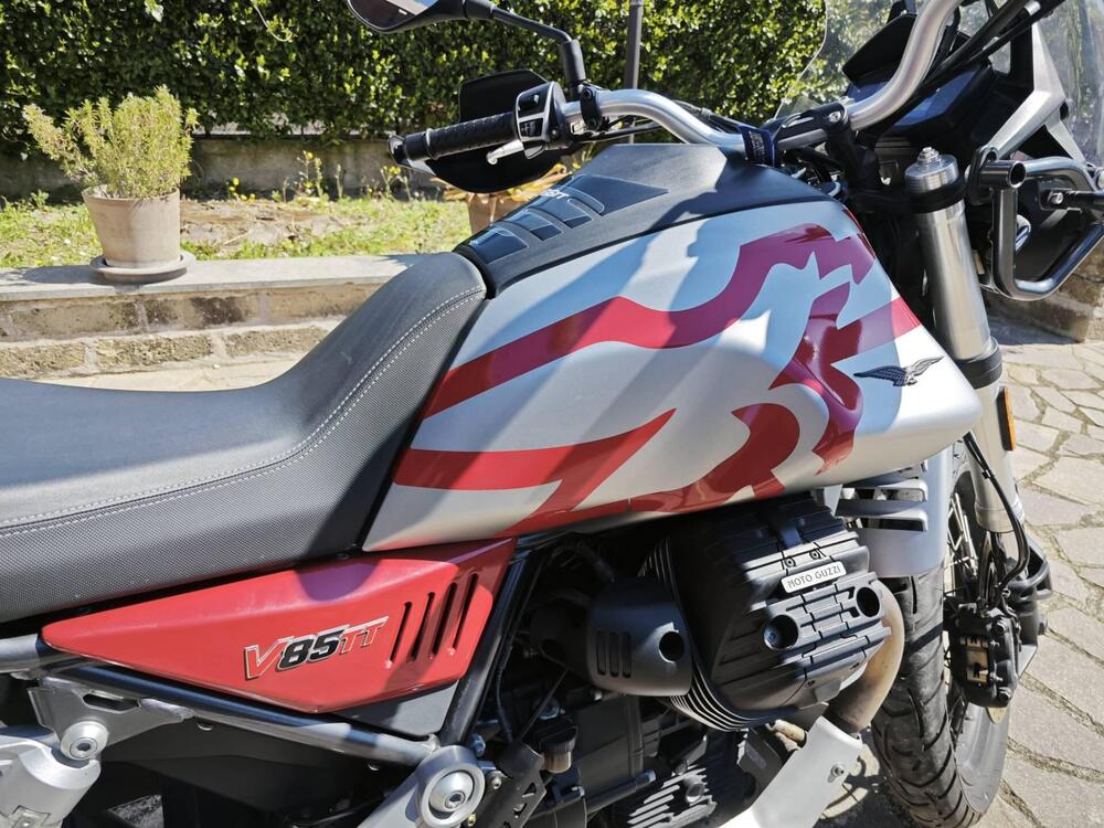 Moto Guzzi V85 TT Travel (2020)