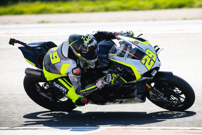Iannone in pista con la Ducati stradale