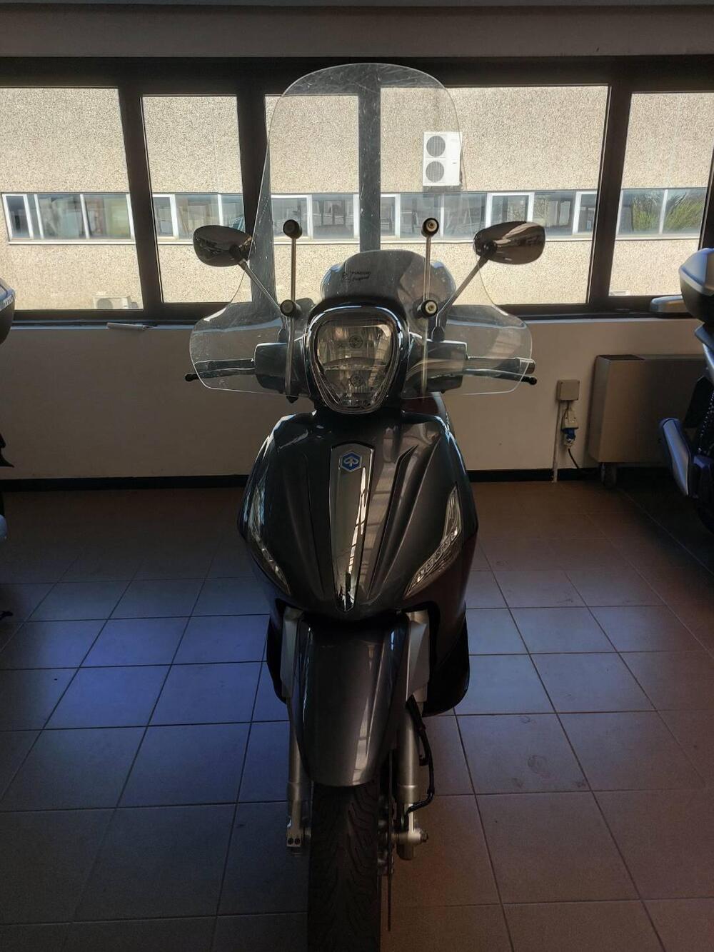 Piaggio Beverly 300 i.e. Police ABS-ASR (2017 - 20) (3)