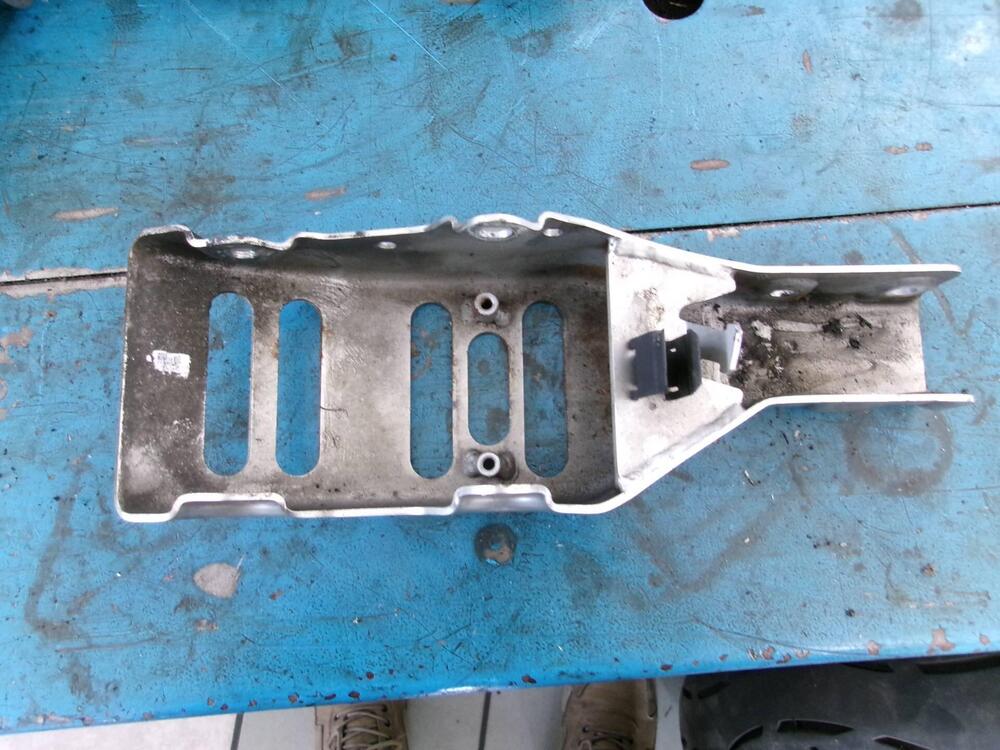 SUPPORTO MOTORE BMW F 650 CS SCARVER (2)