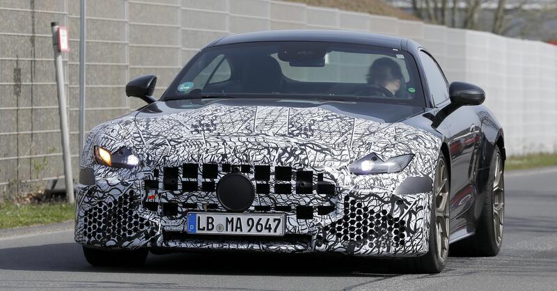 Mercedes-AMG SL e GT 2026: avvistati i primi prototipi restyling con nuovi fari e tecnologia aggiornata