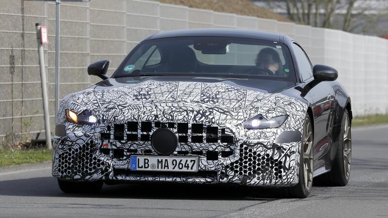 Mercedes-AMG SL e GT 2026: avvistati i primi prototipi restyling con nuovi fari e tecnologia aggiornata