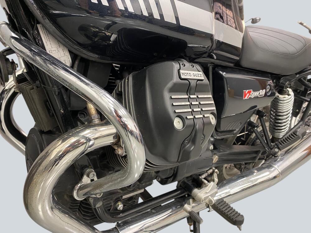 Moto Guzzi V7 Stone Special Edition (2022 - 25) (9)