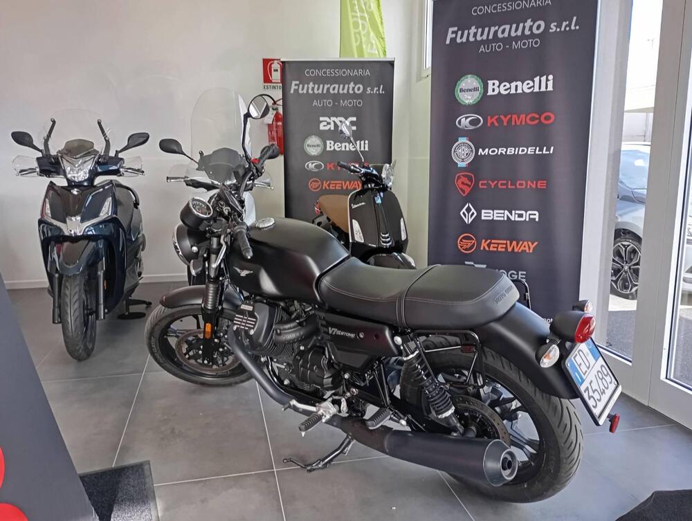 Moto Guzzi V7 III Carbon (2018 - 20) (2)