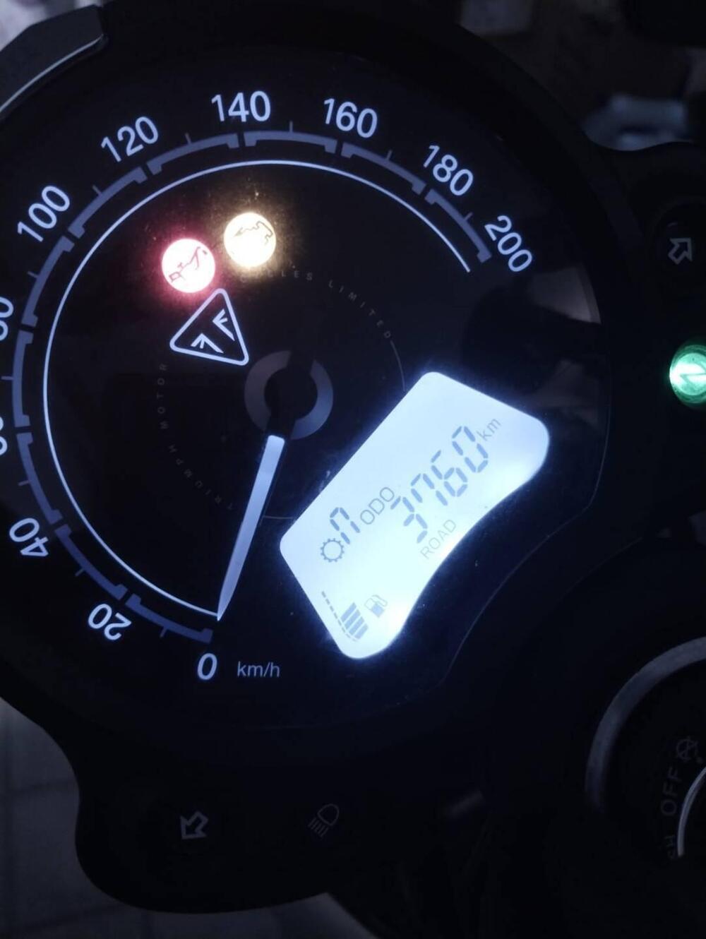 Triumph Street Twin 900 (2021 - 22) (9)