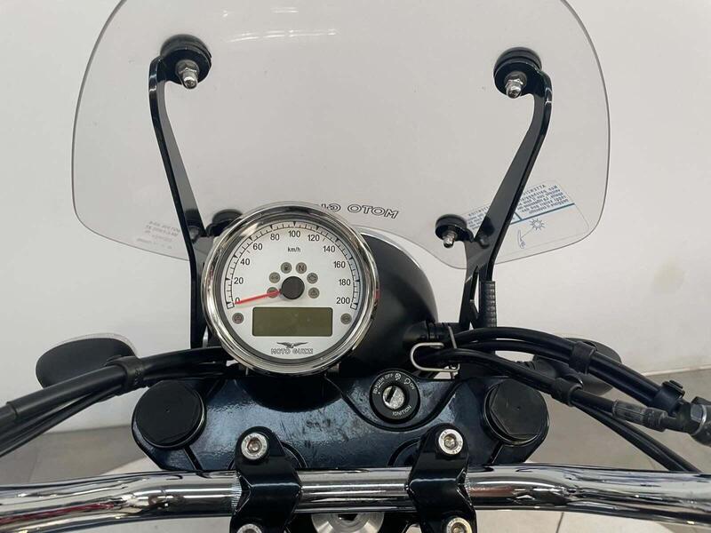 Moto Guzzi V9 Bobber (2018 - 20) (4)