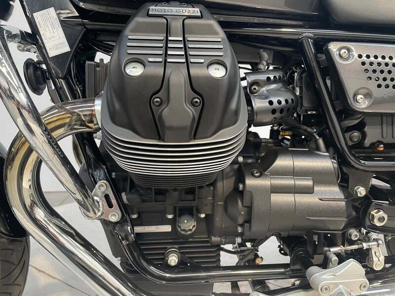 Moto Guzzi V9 Bobber (2018 - 20) (9)