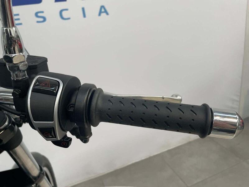 Moto Guzzi V9 Bobber (2018 - 20) (11)