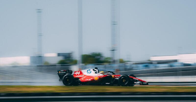 F1, Hamilton stakanovista "sotto la pioggia" di Fiorano: 884 km sulla SF-26 per capire la Ferrari e le nuove Pirelli