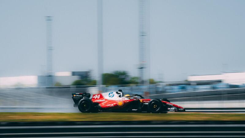 F1, Hamilton stakanovista "sotto la pioggia" di Fiorano: 884 km sulla SF-26 per capire la Ferrari e le nuove Pirelli