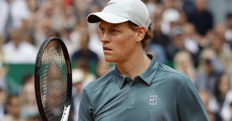 Un tuffo alla Hamilton e l'abbraccio con Briatore: Sinner domina a Monaco e si riprende il trono ATP