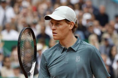 Un tuffo alla Hamilton e l'abbraccio con Briatore: Sinner domina a Monaco e si riprende il trono ATP