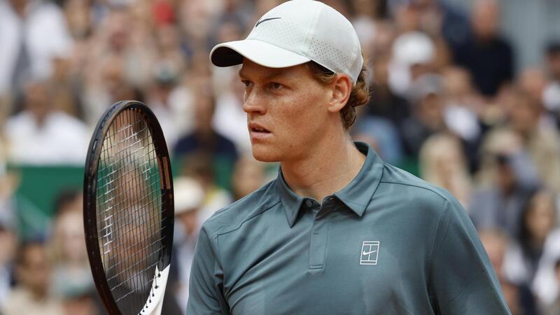 Un tuffo alla Hamilton e l'abbraccio con Briatore: Sinner domina a Monaco e si riprende il trono ATP