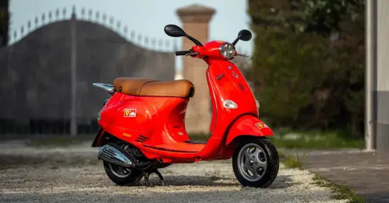 La Vespa Ferrari di Schumi va all&rsquo;asta: l&rsquo;icona del paddock &egrave; pronta a riconquistare gli sguardi di tutti