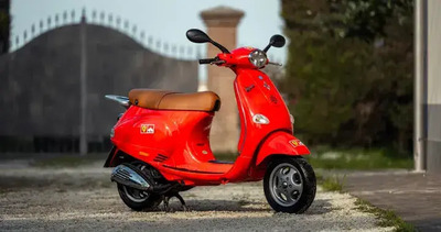 La Vespa Ferrari di Schumi va all&rsquo;asta: l&rsquo;icona del paddock &egrave; pronta a riconquistare gli sguardi di tutti