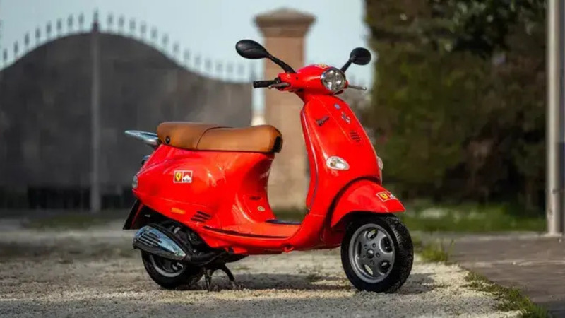 La Vespa Ferrari di Schumi va all&rsquo;asta: l&rsquo;icona del paddock &egrave; pronta a riconquistare gli sguardi di tutti