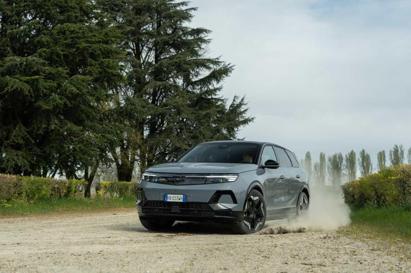 Opel Grandland AWD: la SUV elettrica a trazione integrale da 325 CV che punta tutto sul comfort