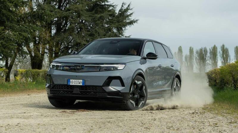 Opel Grandland AWD: la SUV elettrica a trazione integrale da 325 CV che punta tutto sul comfort